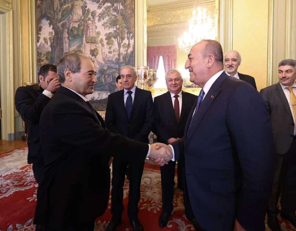 وزير خارجية تركيا يُعلن بدء العمل لإعداد خارطة طريق لتطبيع العلاقات بين أنقرة ودمشق 