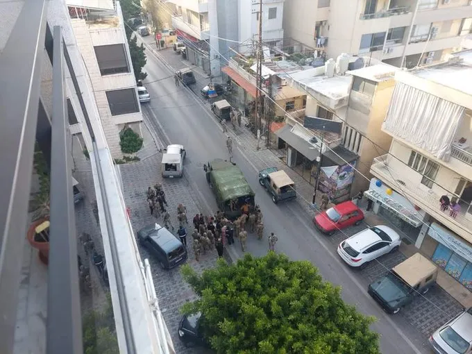 صورة التقت لقيام الجيش اللباني بشن حملة اعتقالات بحق السوريين في منطقة المنصورية بمحيط مدينة بيروت