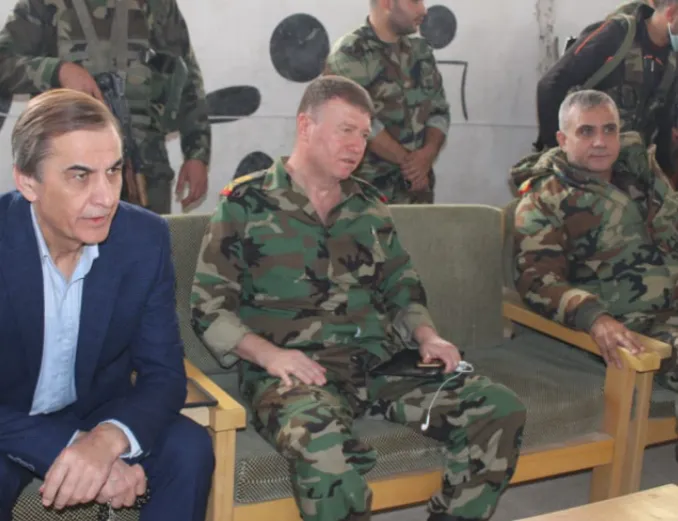 حسام لوقا (الأول من اليسار) مع ضباط من النظام السوري 