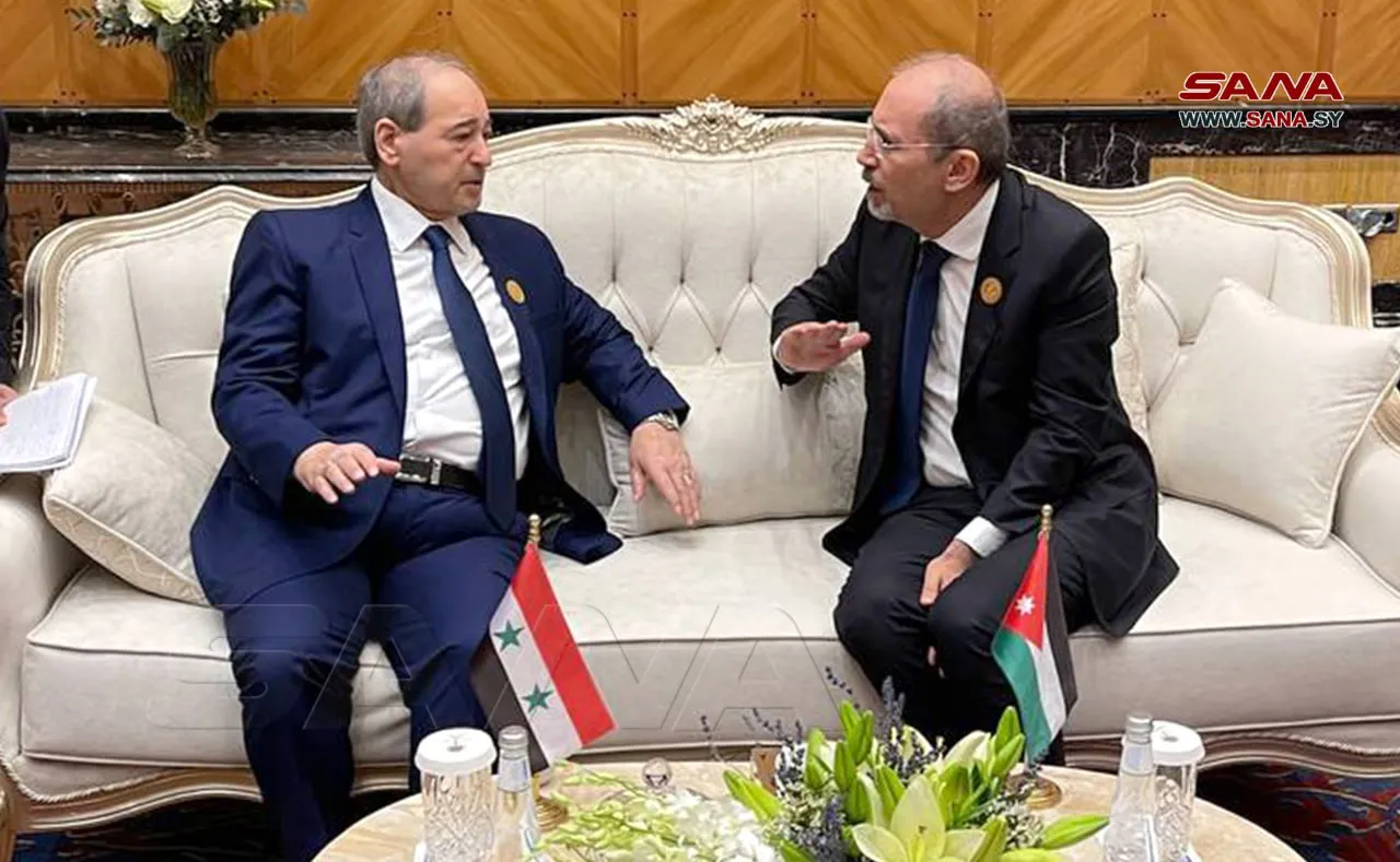 أيمن الصفدي وزير خارجية الأردن مع فيصل المقداد وزير خارجية الاسد