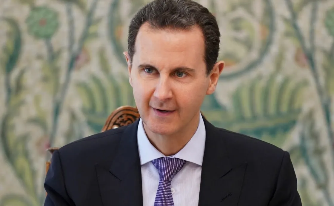 حاملاً إرثاً كبيراً من جـ ـرائم الحرب وقتـ ـل إرادة الشعب .."الأسد" لحضور قمة المُطبعين في بلاد الحرمين