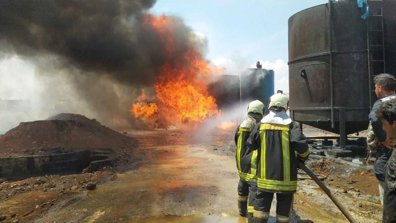إصابة عامل جراء حريق اندلع في محطات تكرير الوقود البدائية في قرية ترحين شرقي حلب