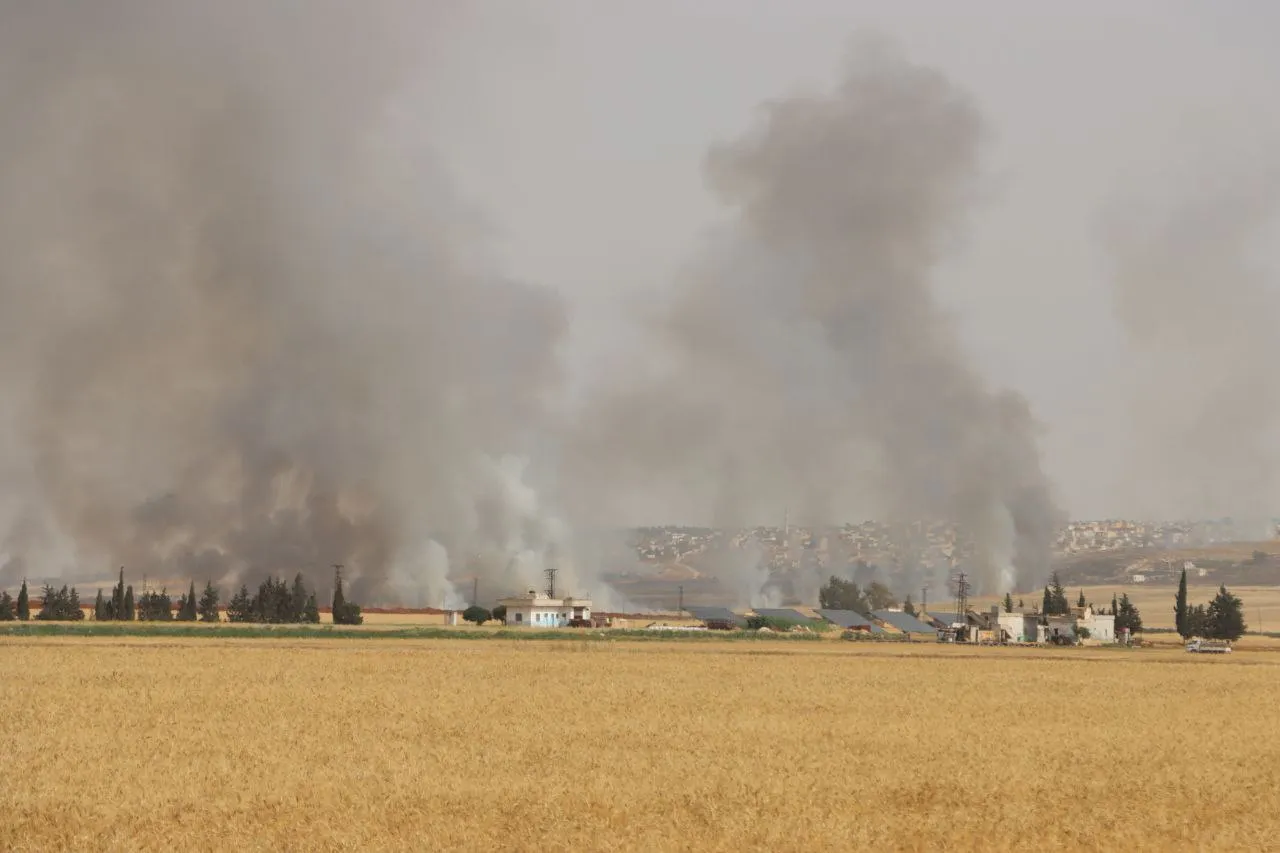 قوات الأسد تواصل استهداف المحاصيل الزراعية وصعوبات تواجهها فرق الدفاع لإخمادها