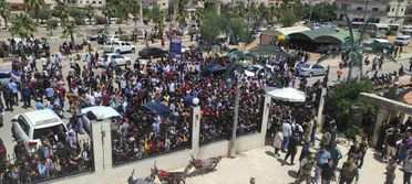 المئات يتجمعون في مدينة درعا لتسوية أوضاعهم.. إلى ماذا يهدف النظام؟؟