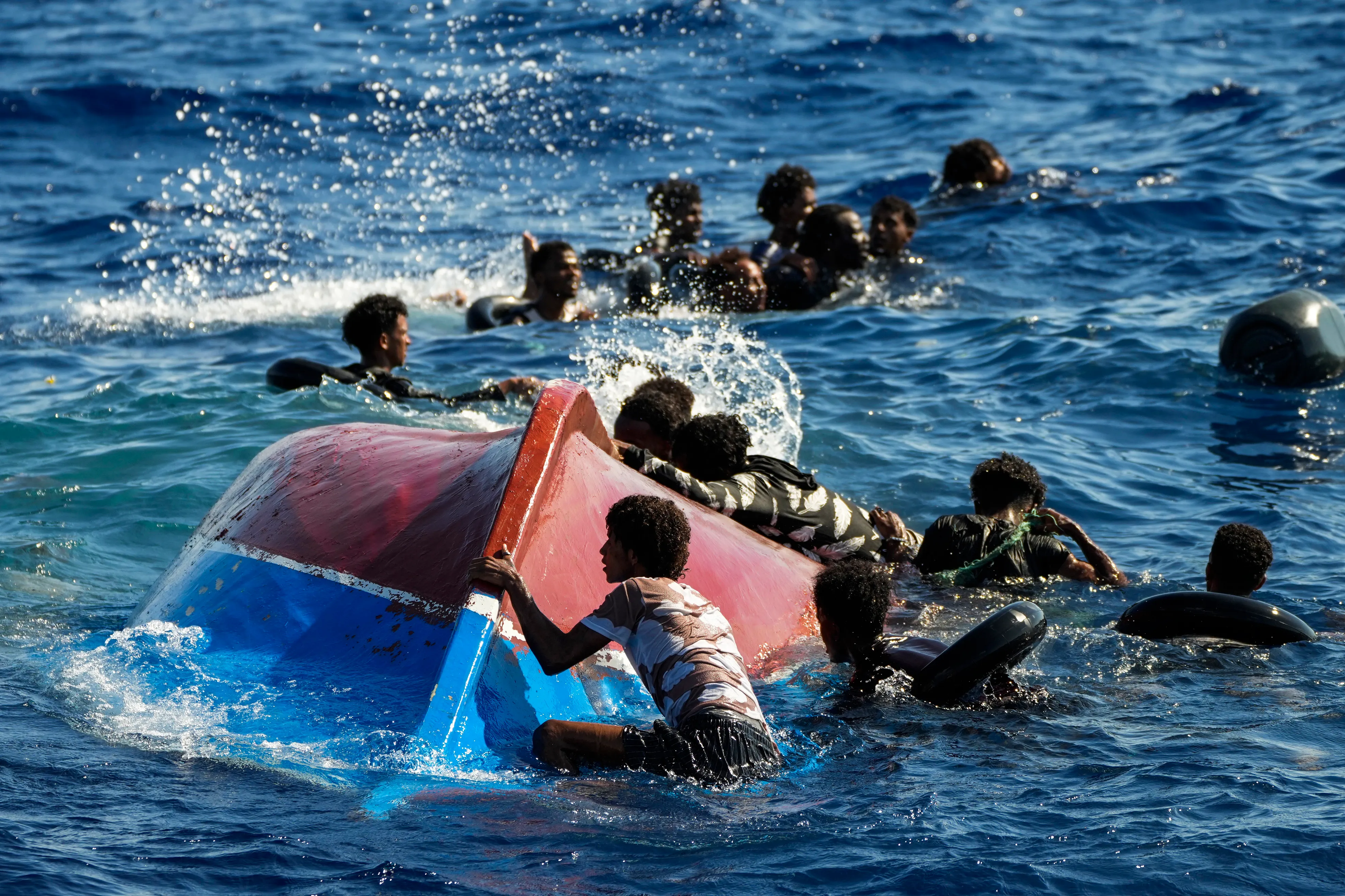 وفاة 18 لاجئاً سورياً جلهم من "كوباني" بغرق قارب للهجرة قبالة السواحل الجزائرية