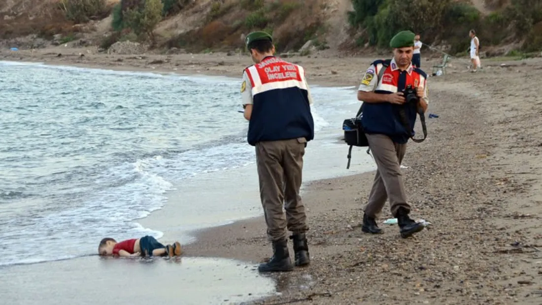 الطفل ايلان الكردي الذي غرق مع شقيقه وأمه قبالة السواحل التركية عام 2015