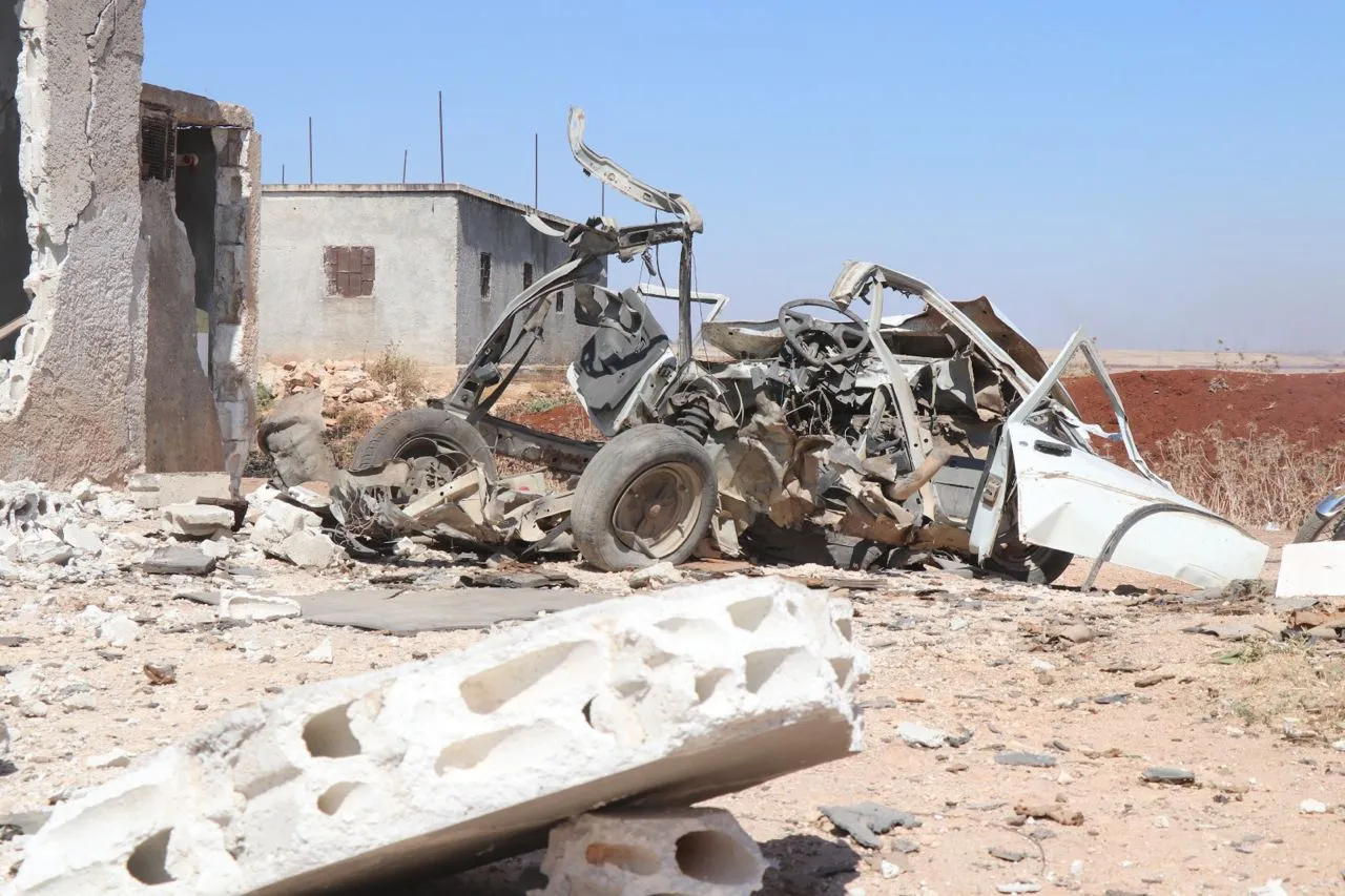 سيارة مدنية مدمرة بصواريخ الأسد في محيط بلدة كفرنوران