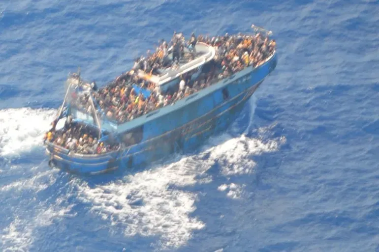 صورة قارب لمهاجرين في البحر