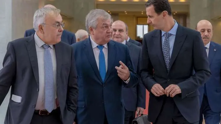 بشار الأسد مع مبعوثروسيا الى سوريا ألكسندر لافرينتييف، ونائب وزير الخارجية الروسي، سيرغي فيرشينين.