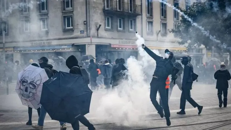 إعلام النظام يغطي مظاهرات باريس وخارجيته تدين ممارسات الشرطة الفرنسية ..!!