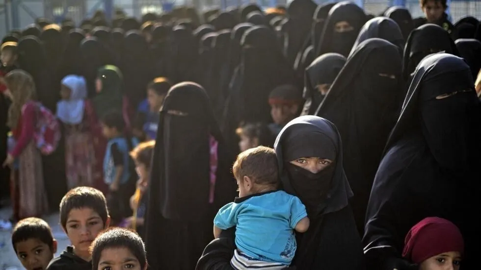 فرنسا تُعلن استعادة 10 نساء و25 طفلاً من مخيمات الاحتجاز شمال شرق سوريا
