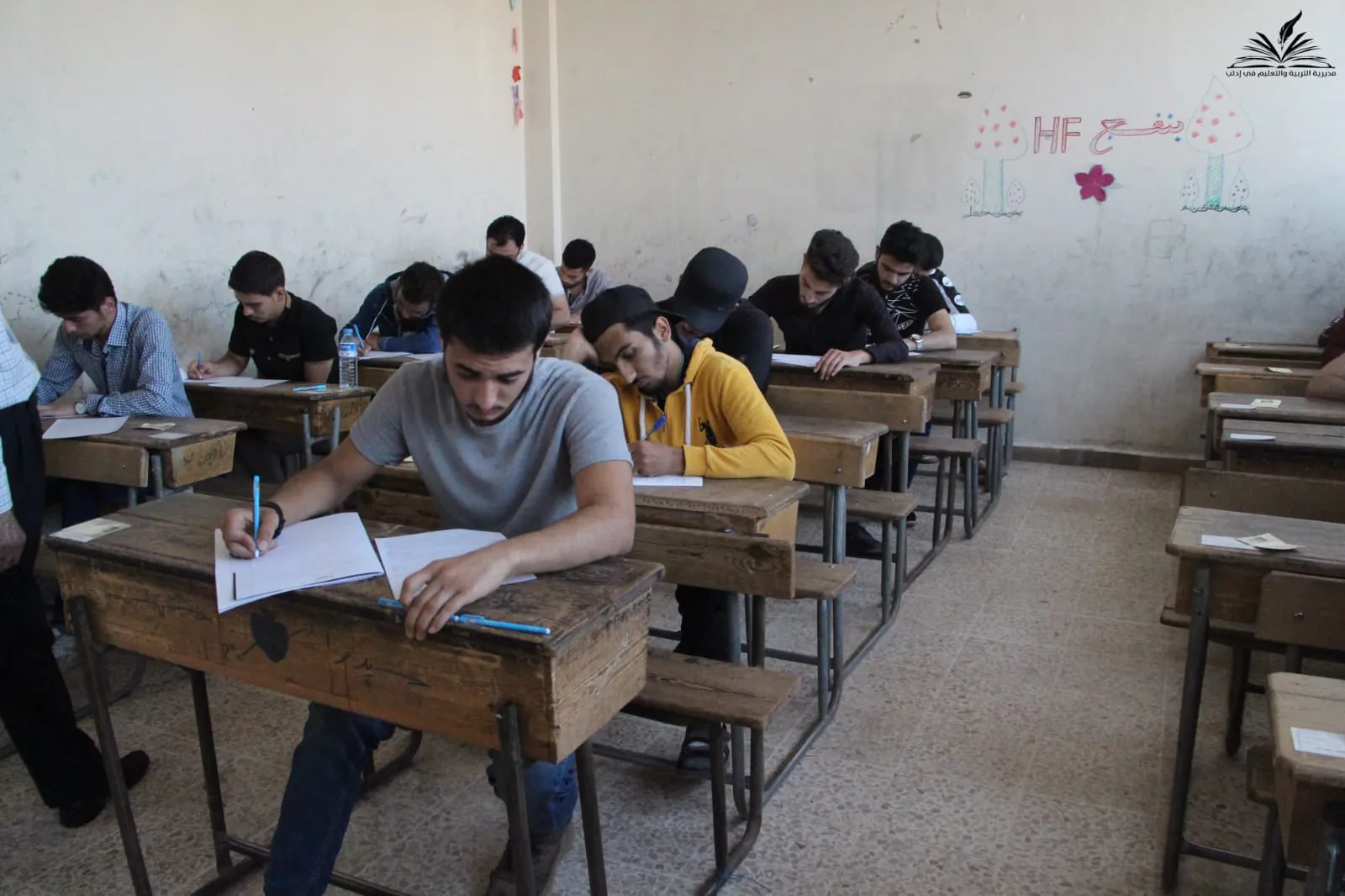 آلاف الطلاب يبدأون امتحانات الشهادتين الثانوية والإعدادية شمال غربي سوريا