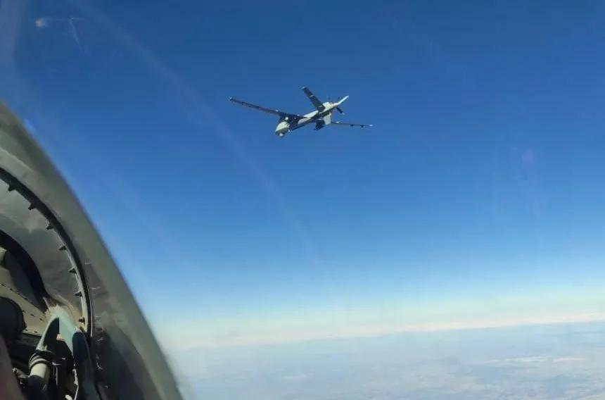 طيار روسي يلتقط صورة للطائرة الأمريكية المسيرة في الأجواء السورية