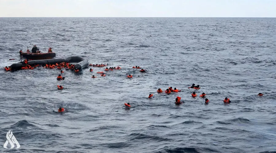 وفاة مهاجر وإنقاذ 400 بينهم سوريين بعد جنوح قارب مهاجرين قرب سواحل طبرق الليبية
