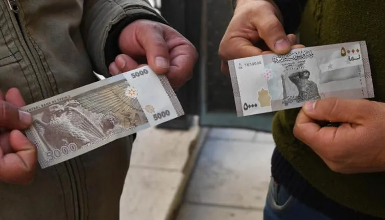 الدولار يتخطى 10 آلاف ليرة .. العملة السورية تسجل أدنى مستوى في تاريخها وخبراء يعلقون