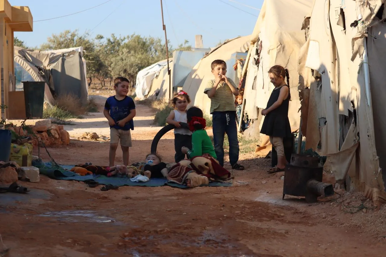 "استجابة سوريا": درجات الحرارة تُفاقم معاناة قاطني المخيمات و811 مخيم يعاني من انعدام المياه