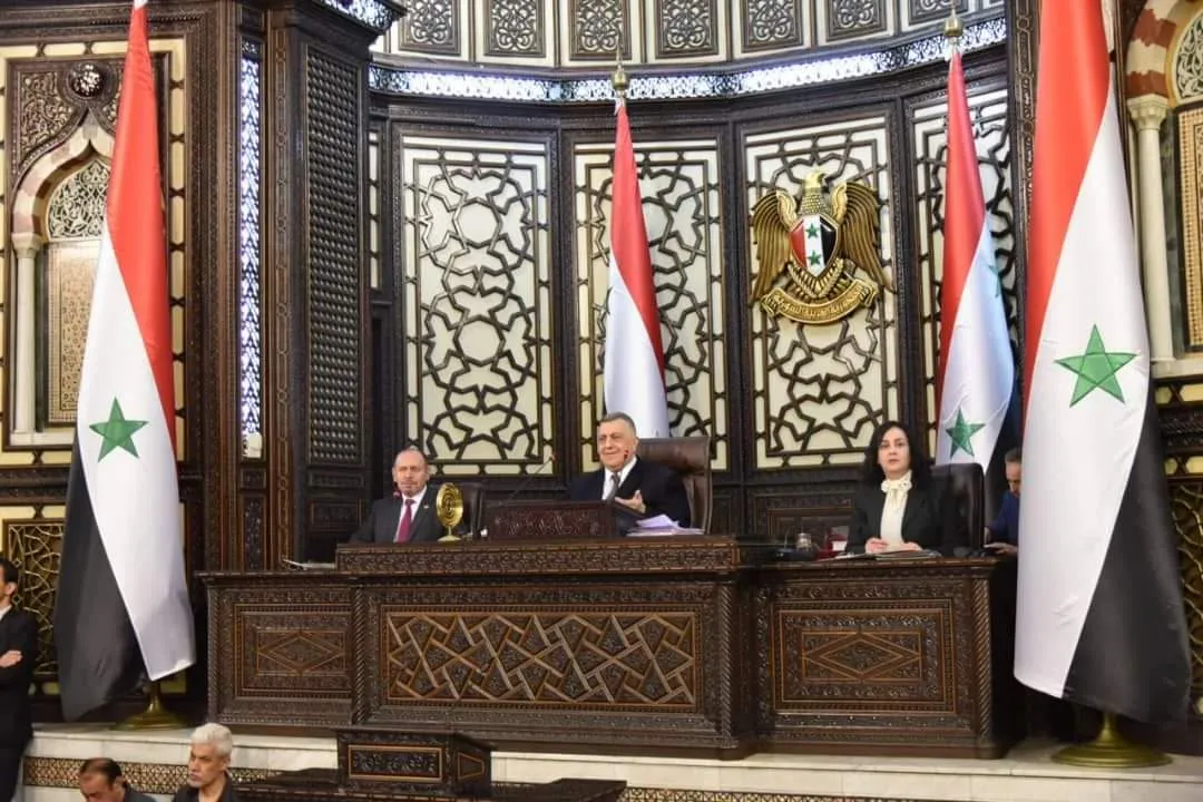 انتقادات وتكهنات تستبق اجتماع "مجلس التصفيق" .. وزراء الأسد يصدرون قائمة وعود للمواطنين