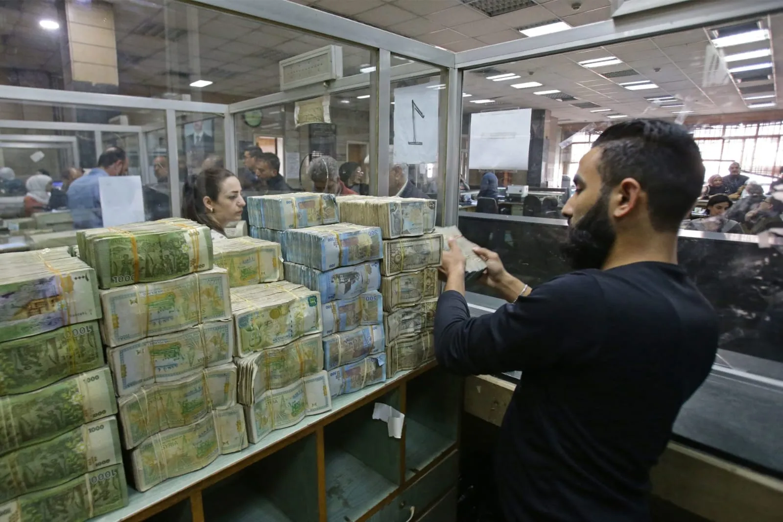 مصرف النظام يصدر نشرة "السوق الرسمية" ويحدد الدولار الواحد بـ 8584