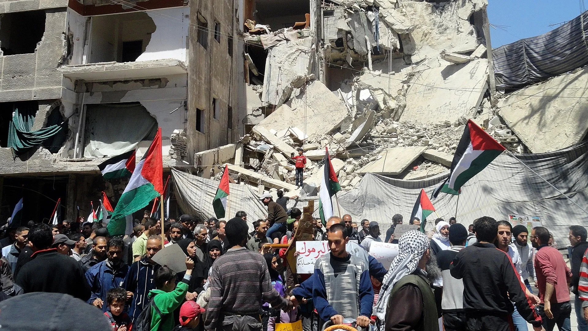 نشطاء فلسطينيون ينتقدون سياسة محافظة دمشق ويطالبون بعودة اللجنة المحلية لإدارة مخيم اليرموك