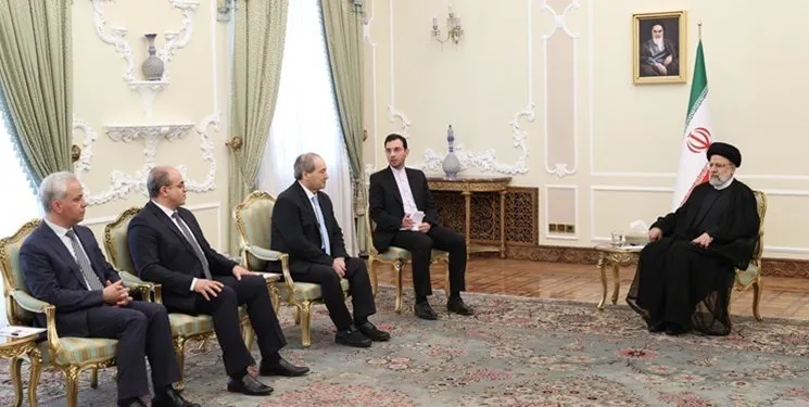 "الرئيس الإيراني" يؤكد لـ "المقداد" أهمية "التنفيذ الكامل" للاتفاقيات الموقعة مع دمشق