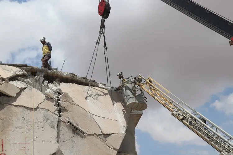 "الخوذ البيضاء" تؤكد استمرار عمليات إعادة الحياة بعد مرور ستة أشهر على كارثة الزلزال 