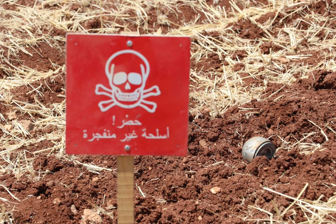 "الخوذ البيضاء": القنابل العنقودية من أكثر مخلفات الحرب خطراً على حياة المدنيين شمال سوريا