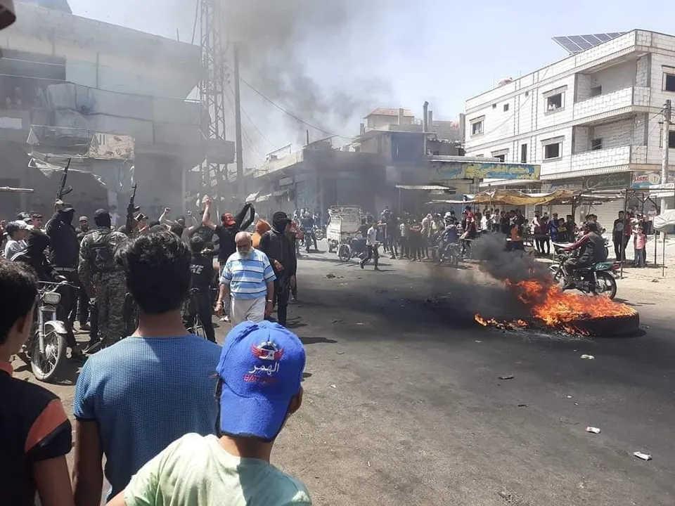 احتجاجات في مدينة نوى حيث يظهر عناصر سابقون في الجيش الحر 