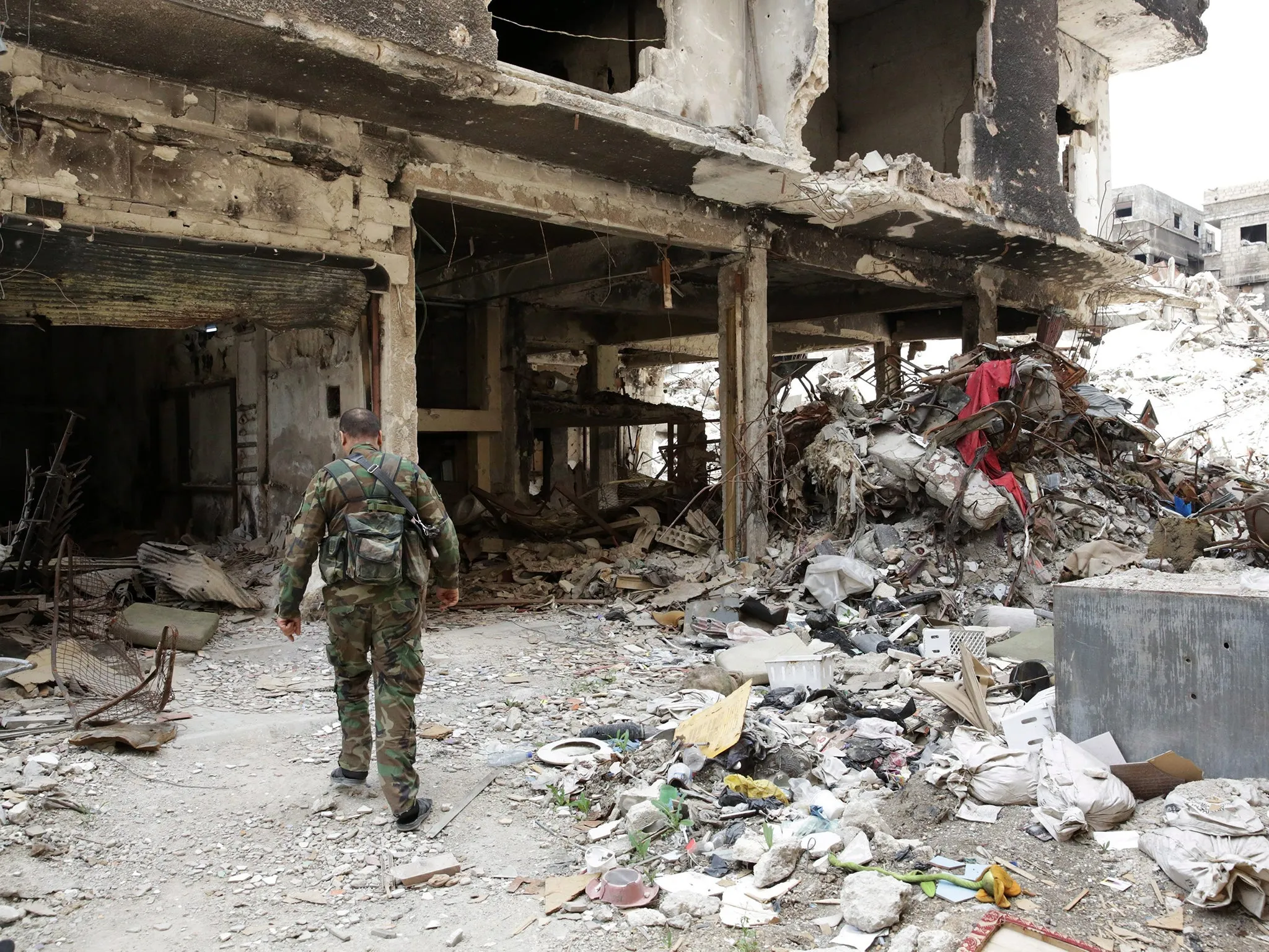 "مجموعة العمل": قوات "الفرقة الرابعة" تواصل "تعفيش الحديد" في مخيم اليرموك 