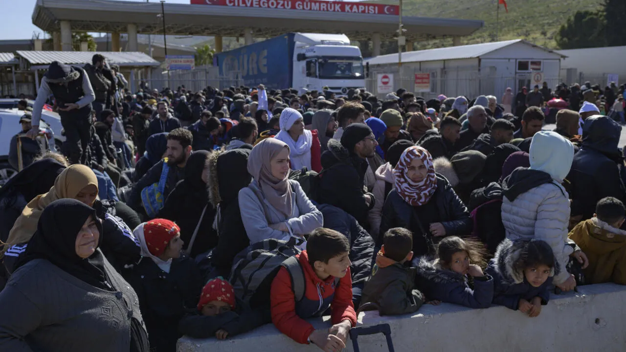موقع تركي: "الجماعات العنصرية" تُحمل اللاجئين المشاكل الاقتصادية وهذا "ليس صحيحاً"