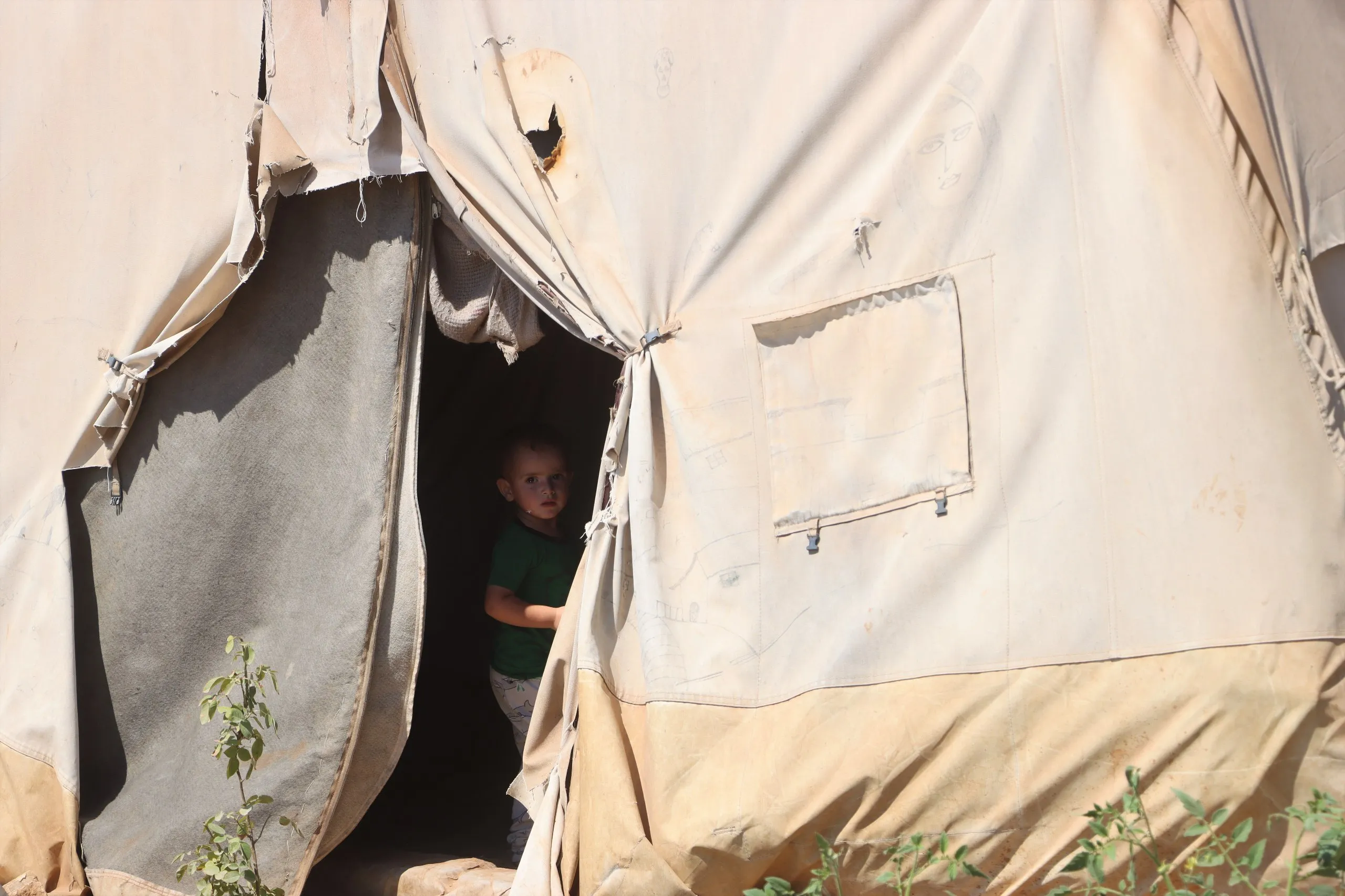 "رايتس ووتش": عشرات آلاف النازحين بالمخيمات شمال سوريا لايتلقون مساعدات مستمرة أو كافية