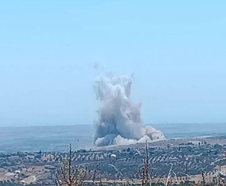 صورة تظهر لحظة انفجار النفق بنقة للنظام بريف إدلب الجنوبي