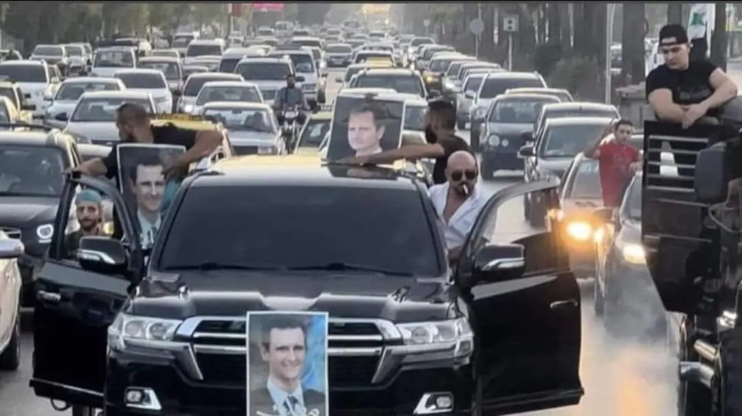 "مستفز لنا قبل غيرنا".. مذيع موالٍ ينتقد مسيرة سيارات "وسيم الأسد" بدمشق وطرطوس