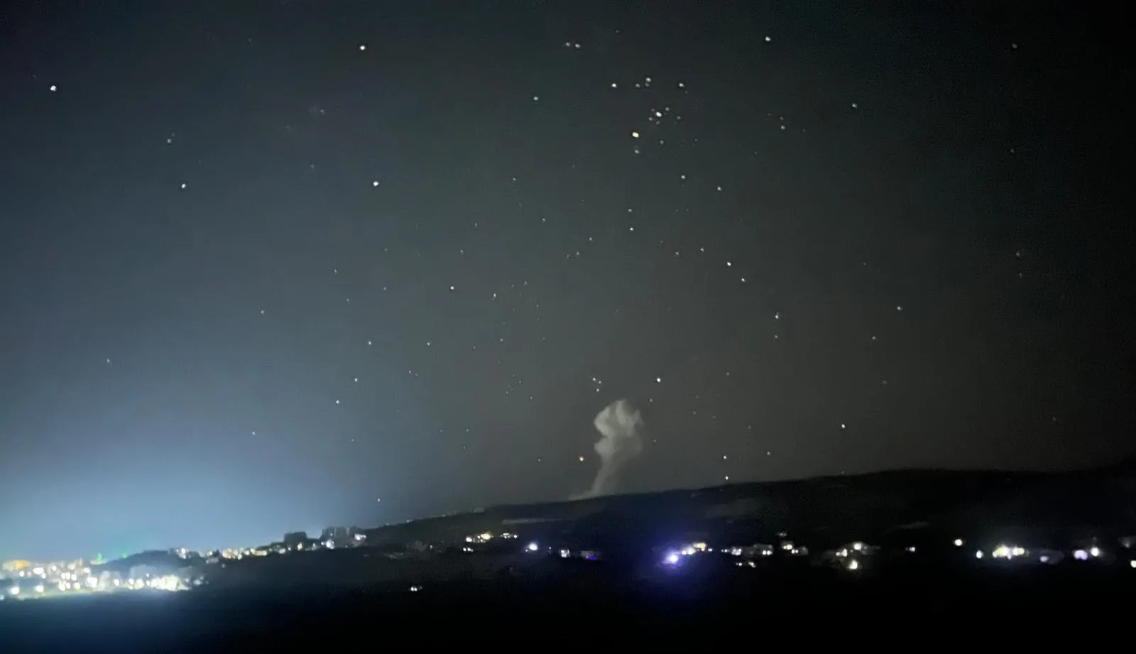 صورة تظهر لحظة قصف طيران حربي روسي على أطرف مدينة أريحا