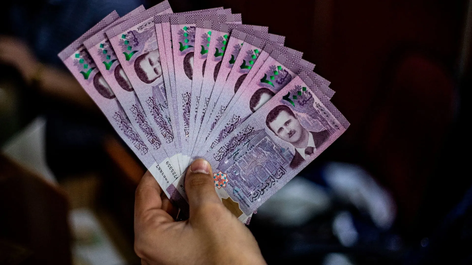 عضو بغرفة تجارة دمشق: مؤشرات على وصول الدولار لـ 25 ألف ليرة