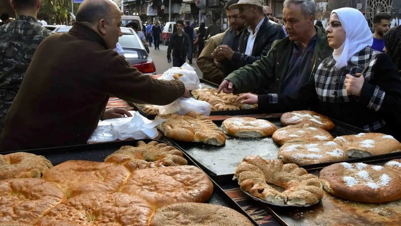 النظام يعتزم زيادة أسعار الخبز السياحي والمعجنات .. مسؤول: "المستهلك سيتفاجأ بالأسعار الجديدة"