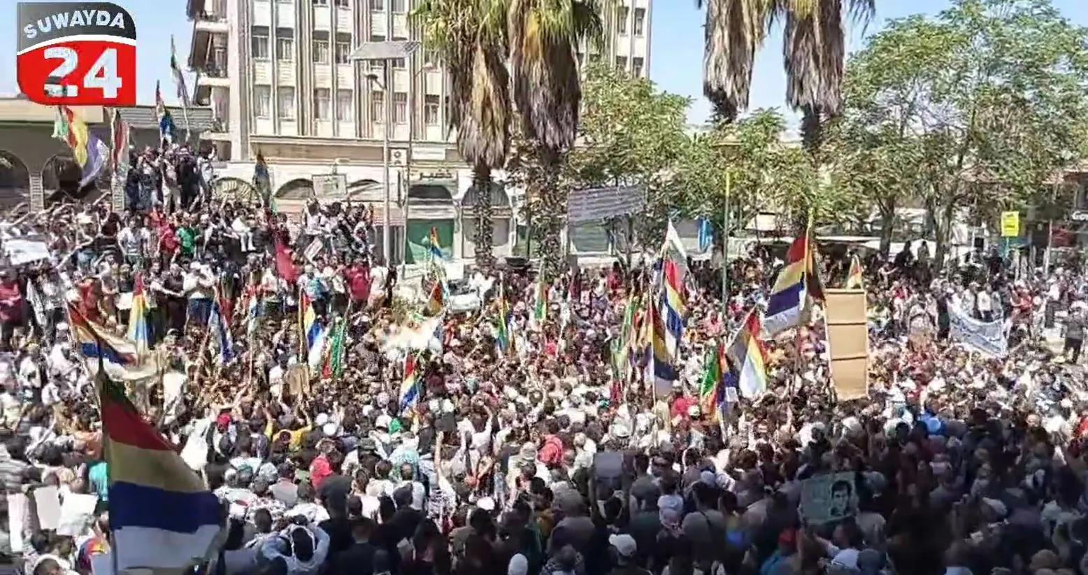 حشود هي الأكبر في ساحة الكرامة وسط مدينة السويداء تطالب برحيل الأسد
