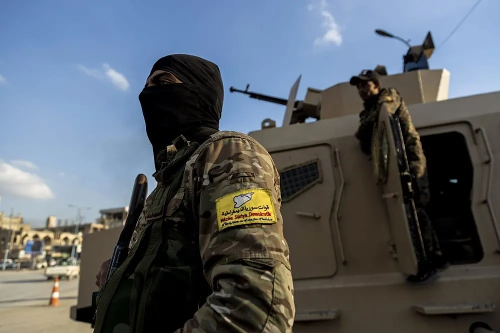 حصار ومسيّرات وقنص .. أسلحة "قسد" بمواجهة أهالي ديرالزور تزيد من دموية الصراع