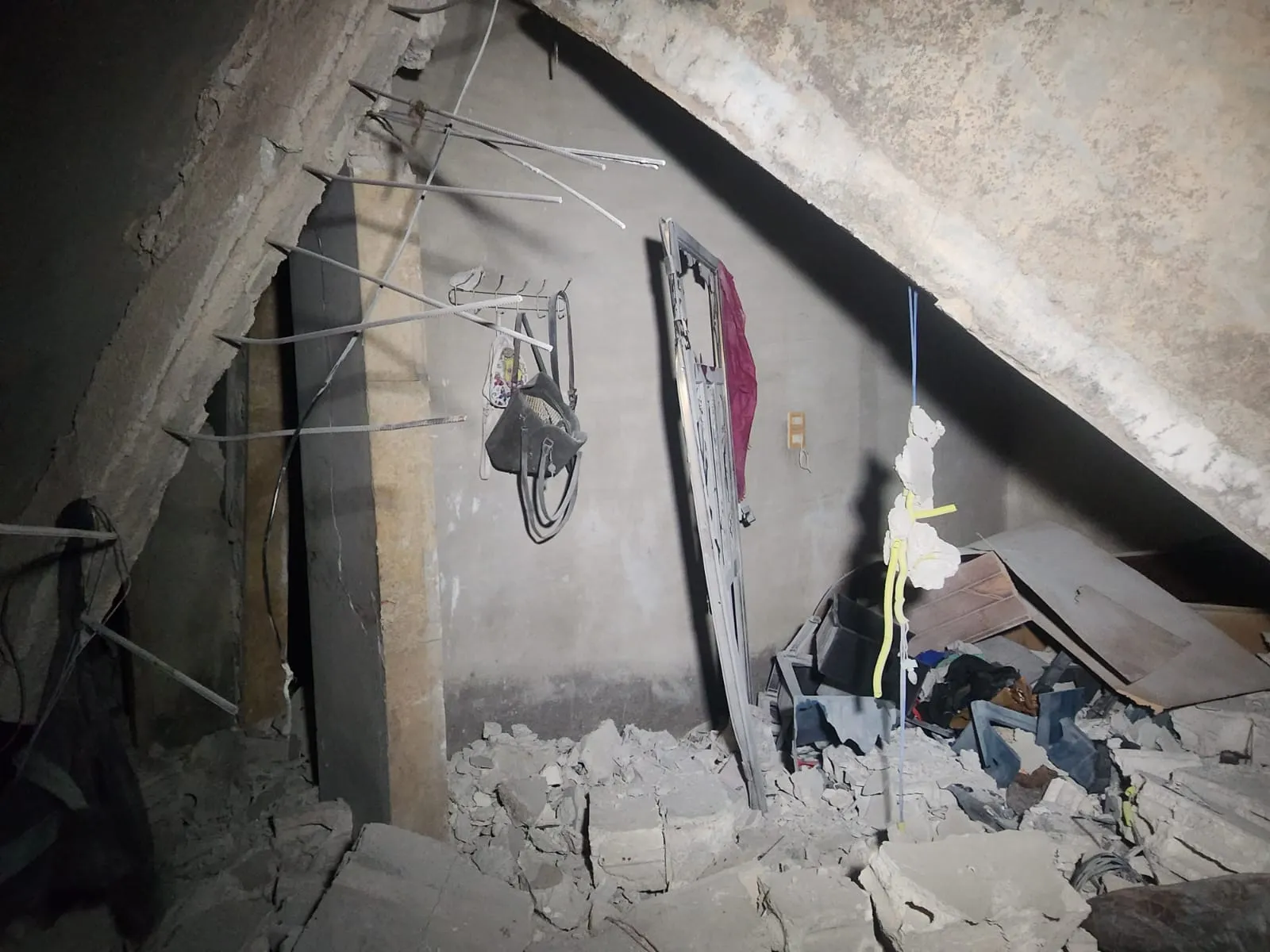 صورة تظهر الدمار جراء قصف مدفعي للنظام على مدينة سرمين بريف إدلب
