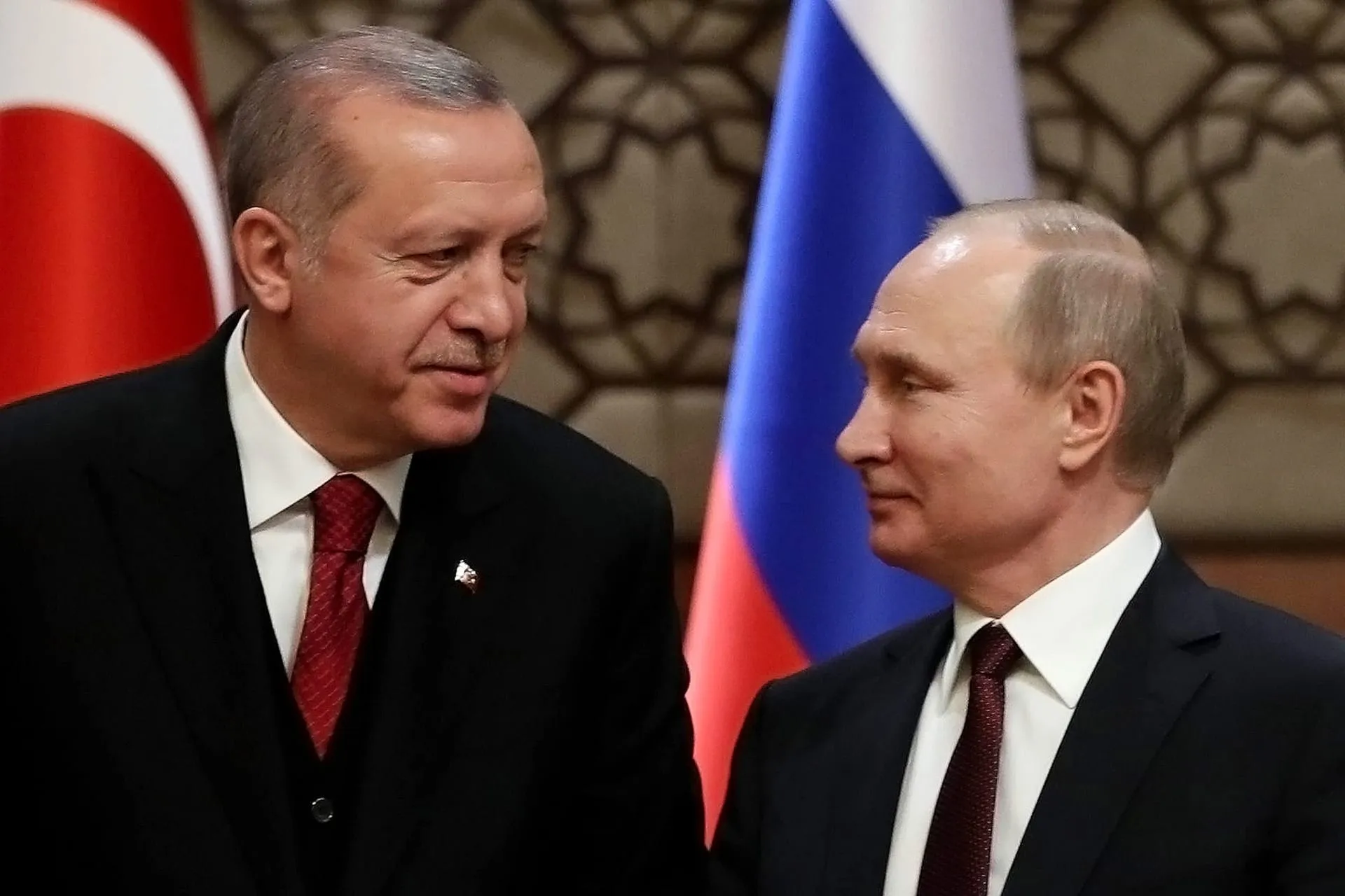 "أردوغان" يلتقي "بوتين" في سوتشي لبحث عدة ملفات منها صفقة الحبوب وسوريا