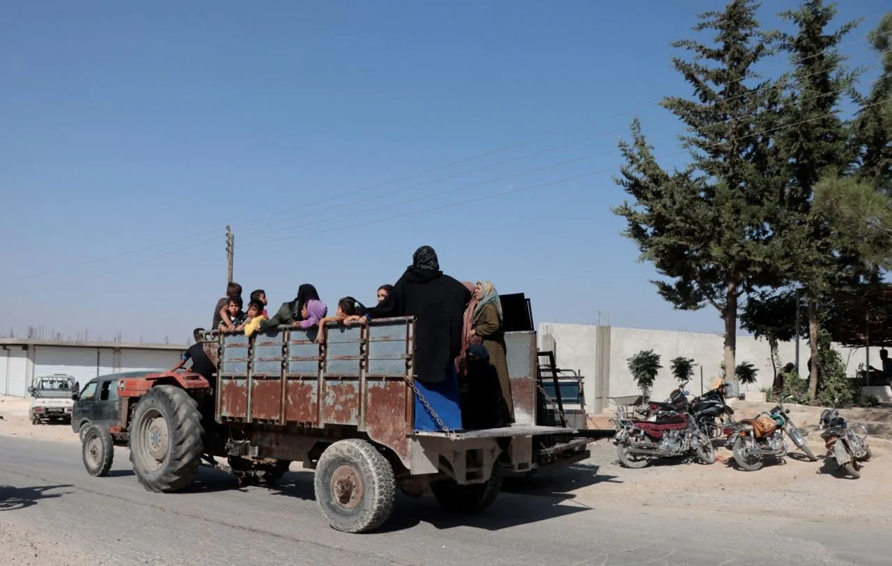 مئات العائلات تنزح من قراها بسبب قصف قوات "الأسد وقسد" بريفي حلب وإدلب