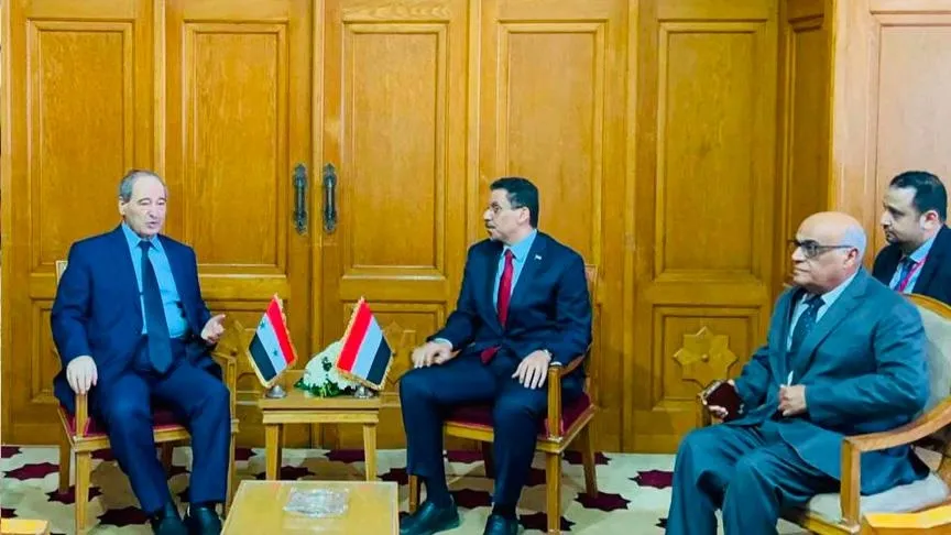 على الرغم من دعم الأسد للحوثي.. وزير خارجية اليمن يلتقي المقداد في القاهرة