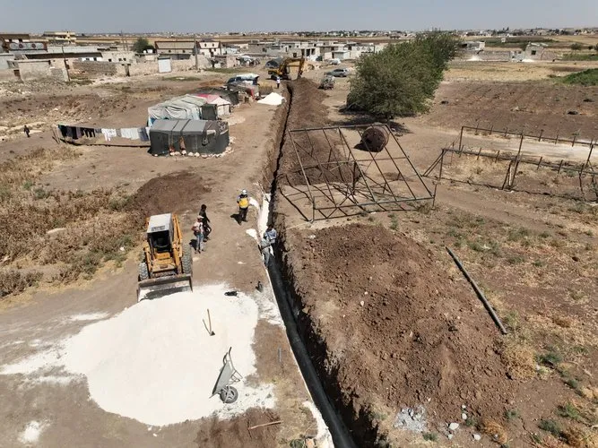 "الخوذ البيضاء" يُطلق مشروعاً لتوسيع شبكة الصرف الصحي في قرية حوار النهر شرقي حلب