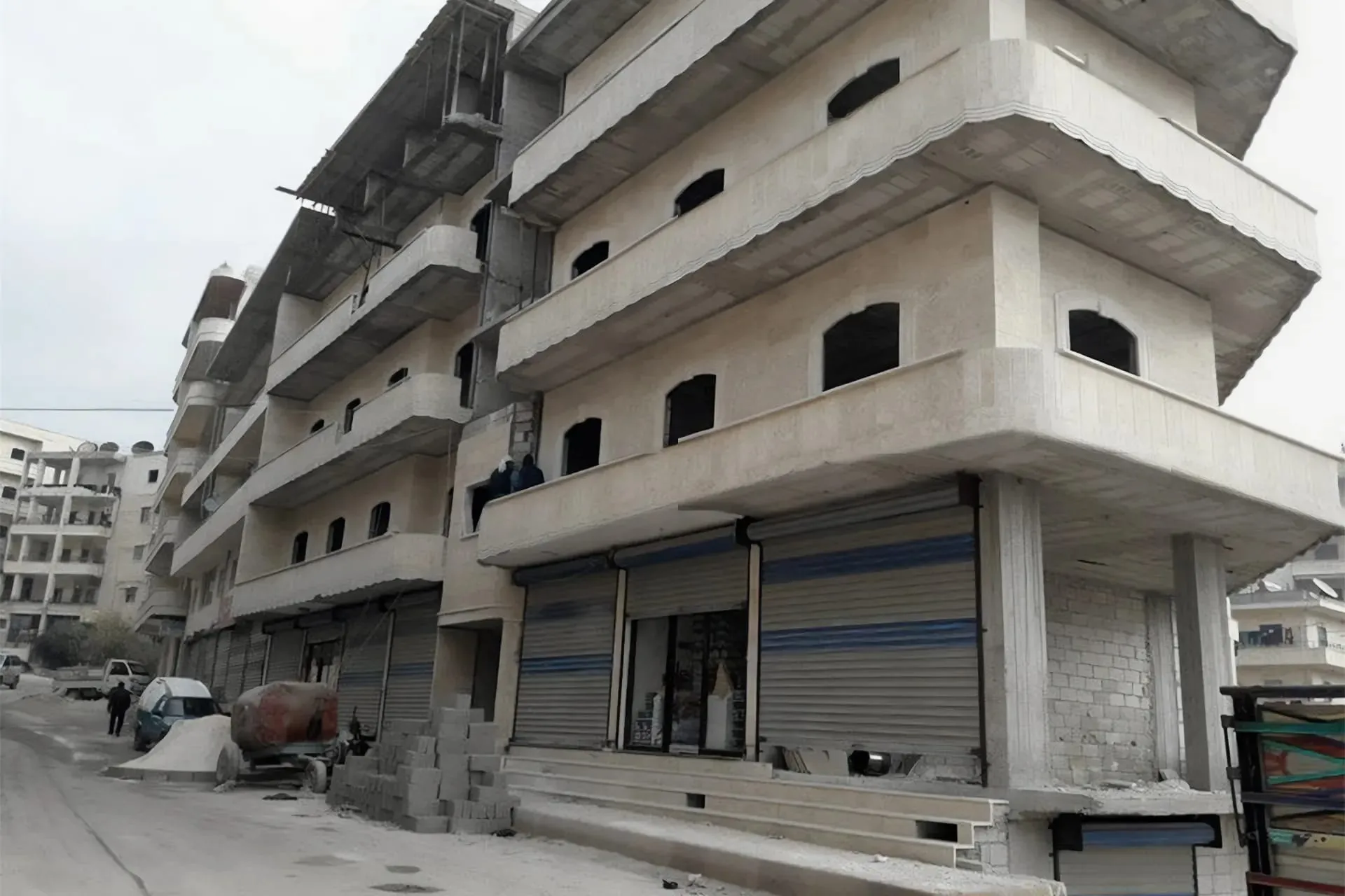 بالدولار .. "الإنقاذ" تُرهق سكان إدلب برسوم ترخيص البناء 