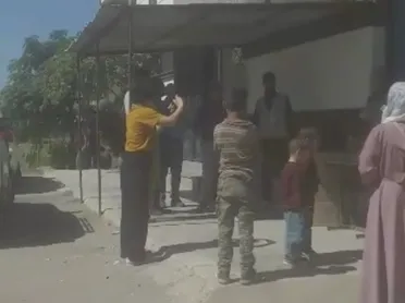 صورة ترصد توزيع المعومات على اللاجئين الفلسطينيين جنوب سوريا