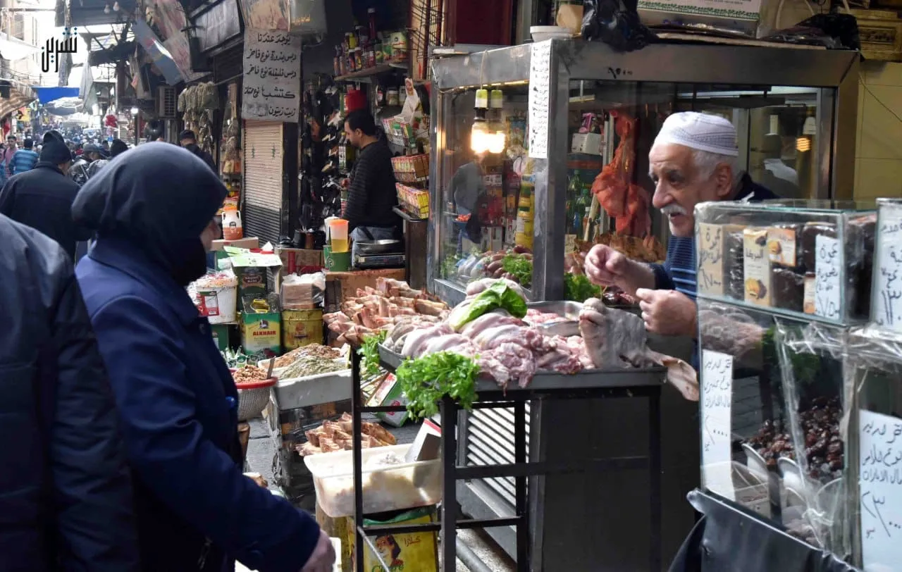 "غالبية الشعب لا يشبع الأكل"..خبير موالٍ: يحمل النظام مسؤولية دمار الاقتصاد السوري