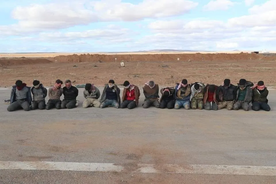 صورة لأشخاص اعتقلتهم القوات الأردنية ضمن حملة طالت المهربين على الحدود