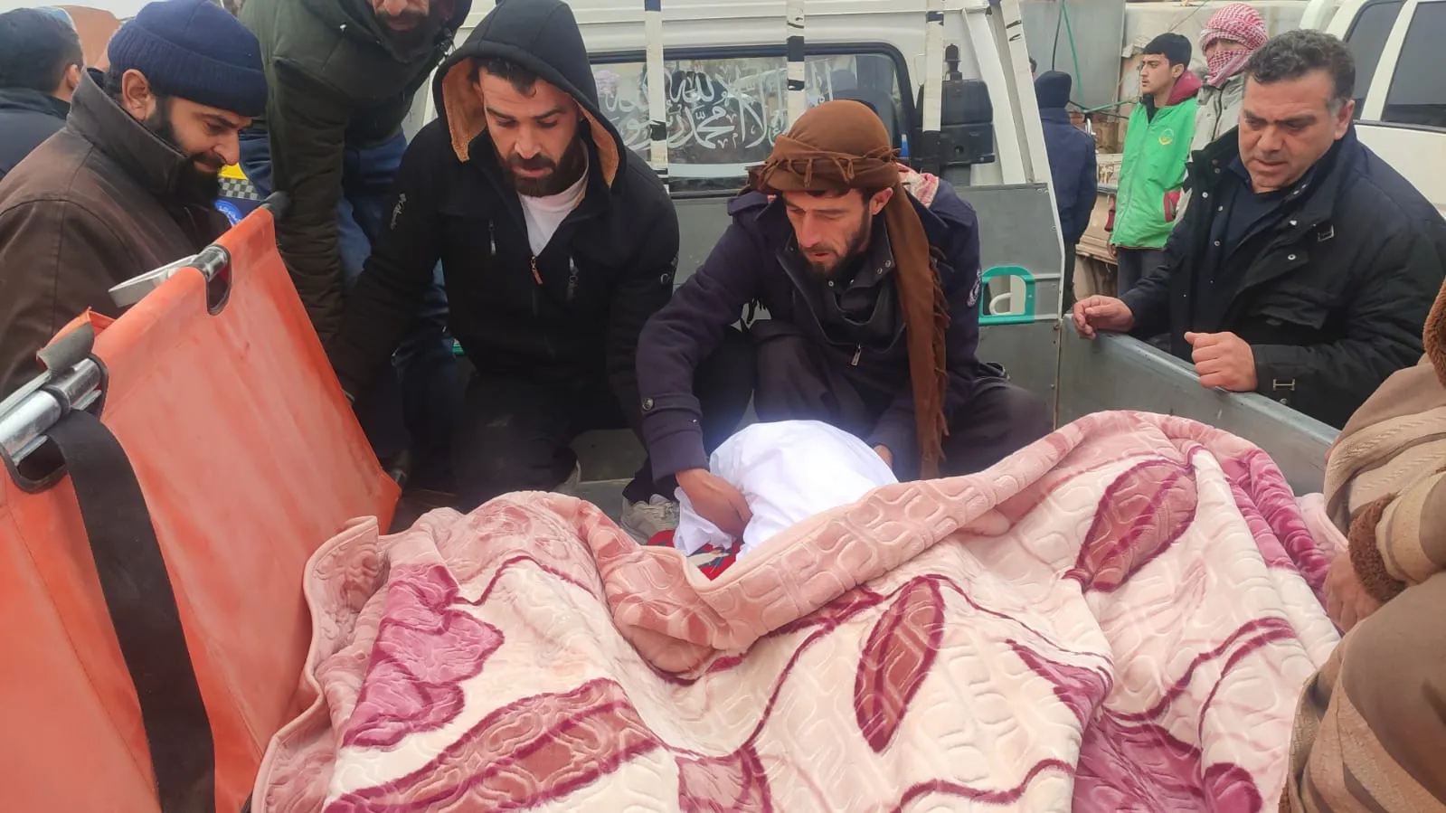 وفاة ثلاثة أشقاء مهجرين اختناقاً في خيمة تأويهم في مخيمات أطمة شمالي إدلب