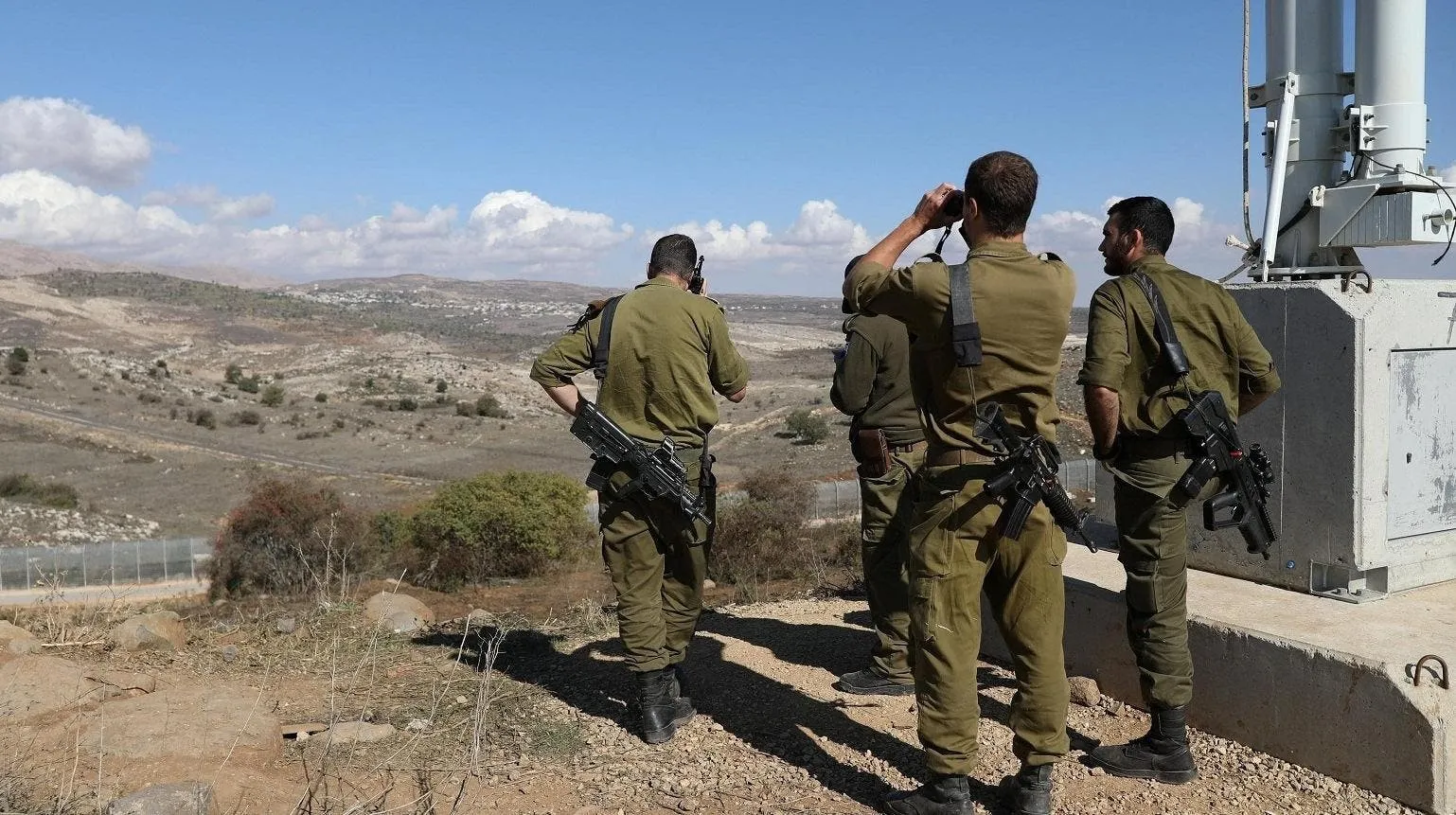 الجيش الإسرائيلي يبدأ بحفر خندق خلف السياج الفاصل على طول الحدود مع سوريا