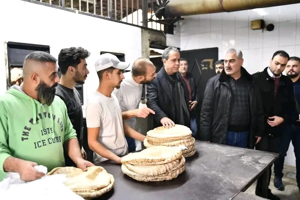 موقع مقرب من النظام يكشف قرار رفع سعر ربطة الخبز المدعوم