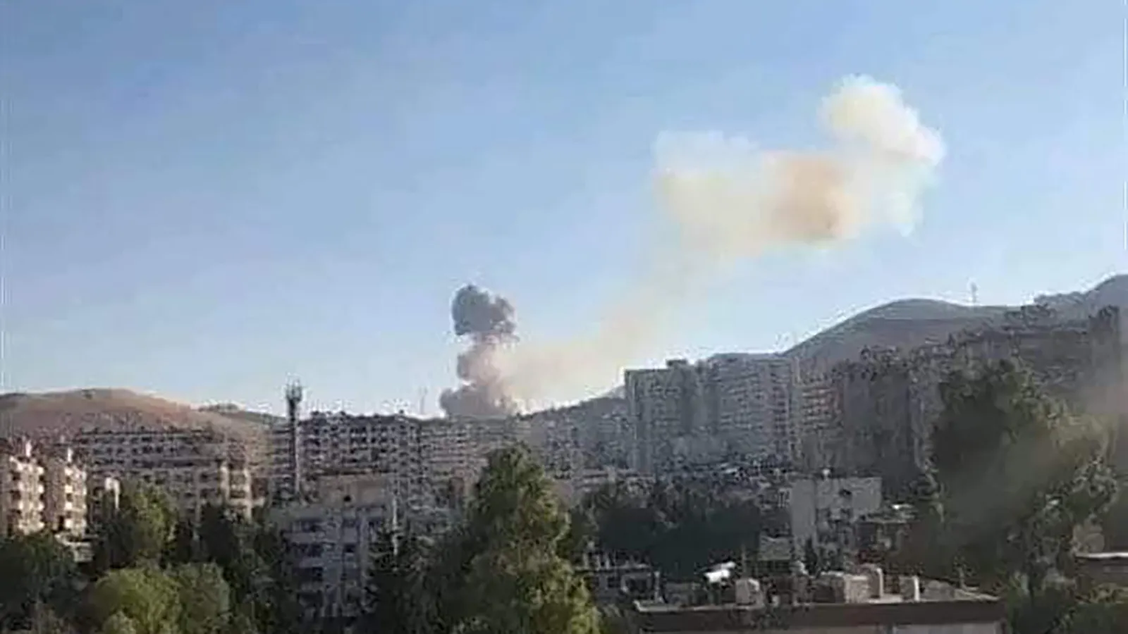 "المصالحة الروسي" يَرصد استهداف مقاتلتين إسرائيليتين مطار الديماس بأربع قنابل 